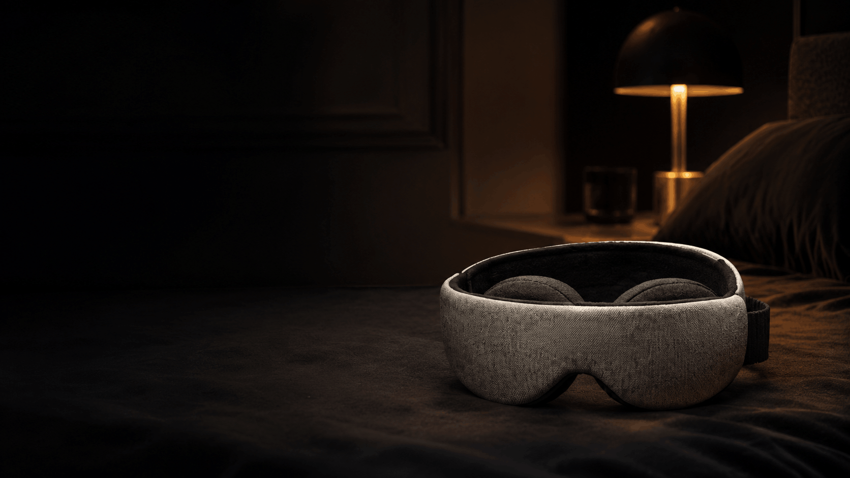 Masque de sommeil Nox porté, coques 3D et noir absolu